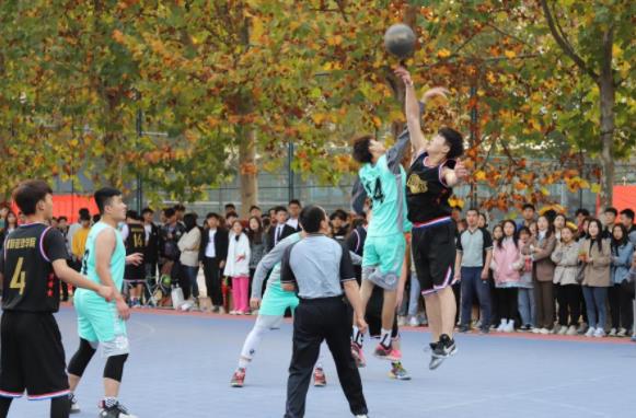 云南一大学一对情侣，不顾台下其他同学，在操场看台上亲密拥抱