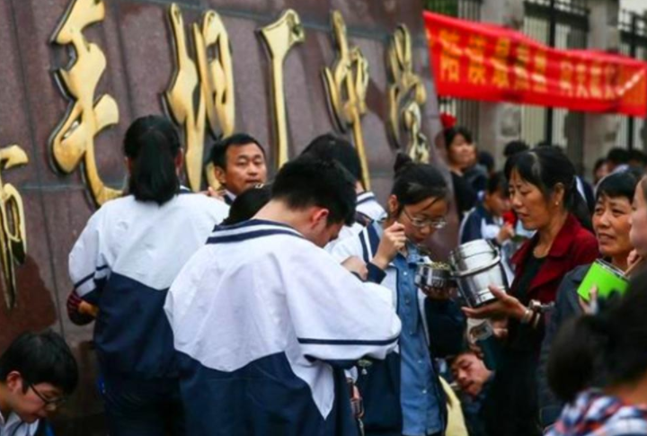 高中不允许“复读”已成事实？高考失利何去何从，官方回应了