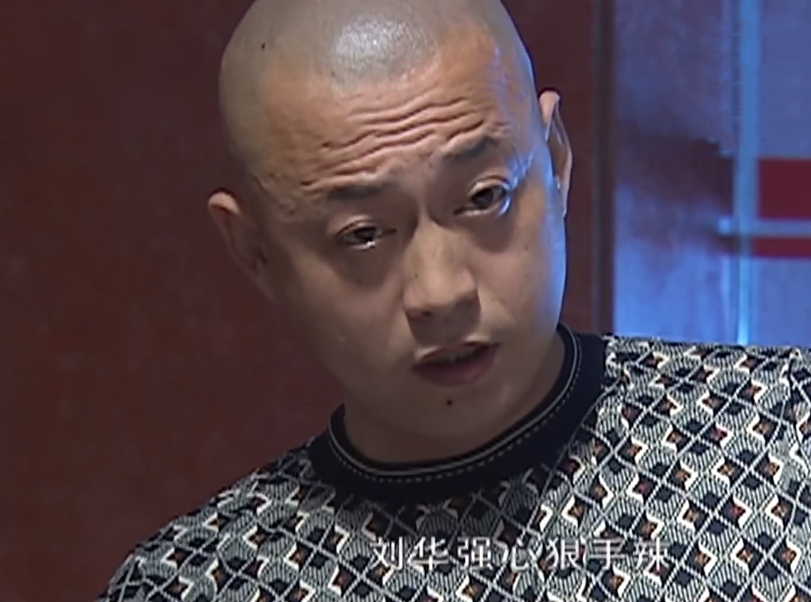 当李梅发现刘华强放在柜子档案袋里的枪后,她吓懵了,她约了李丽倾诉.