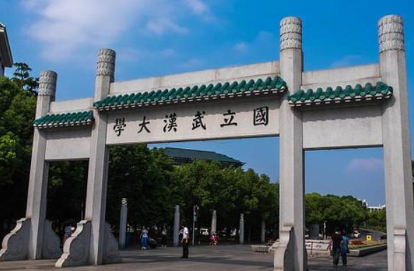 武汉大学的“恋爱公开课”，学生扒墙翻窗也要听，现场异常火爆