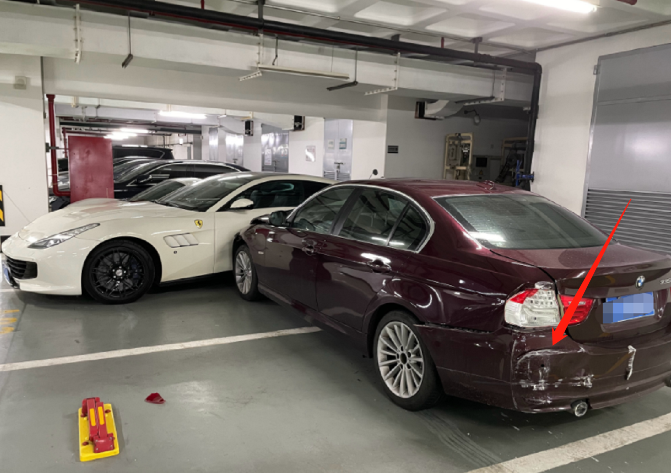 上海一宝马女司机怒撞百万法拉利，一旁千万保时捷918受损，两车价值近2000万