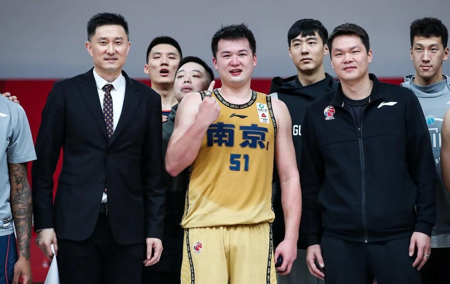 nba巨星为什么打不过路人王(徐杰拉低CBA高度吗？路人王表示打爆徐杰，曹芳嘲笑徐杰赚钱太少)