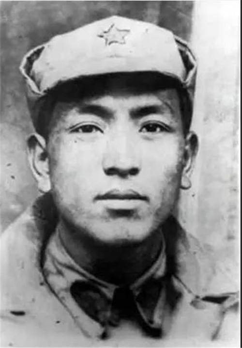 他没有军衔，但他的手下，不是中将就是上将级别的人物