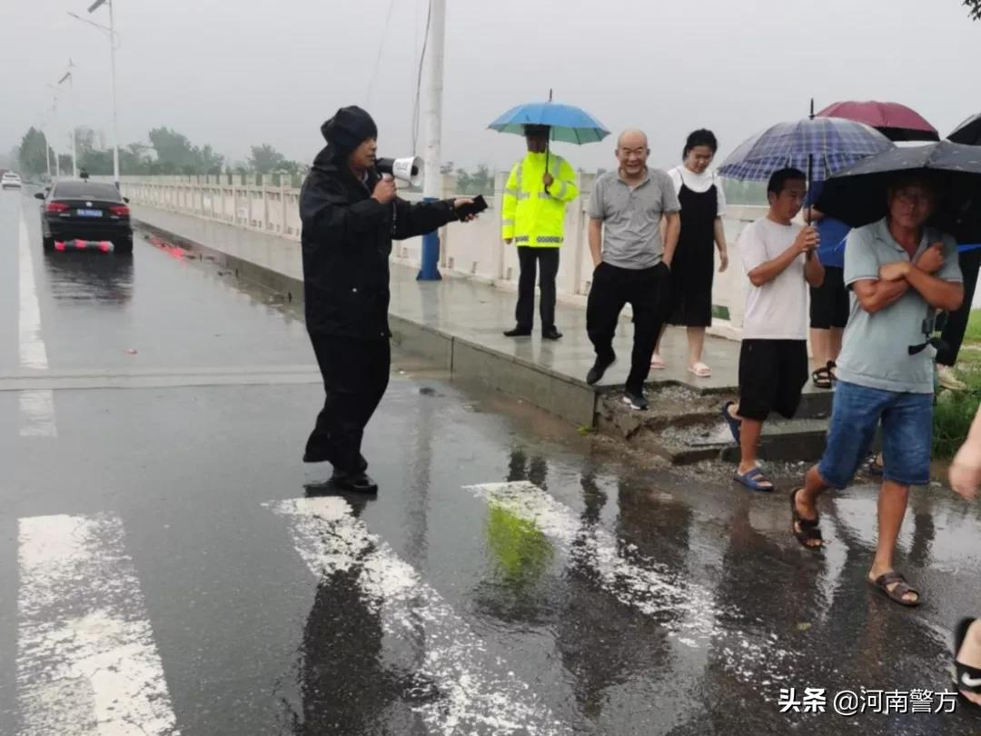 暴雨中的河南公安力量丨用忠诚筑起湛蓝堤坝——致敬奋战在抗洪救灾一线的勇士们