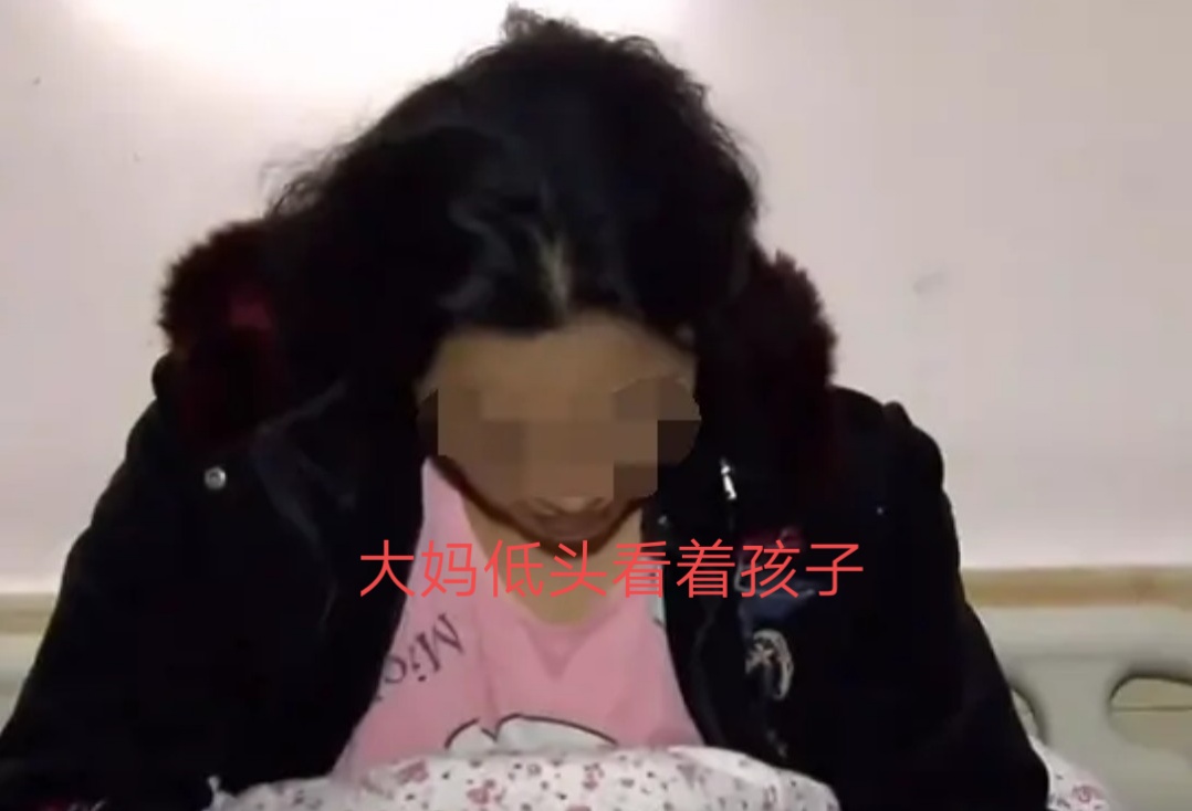 40岁大妈独自去医院生孩子，被通知缴费时，大妈：我没钱