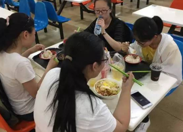 高校食堂四十元吃不饱，食堂菜价堪比酒店，原因为何