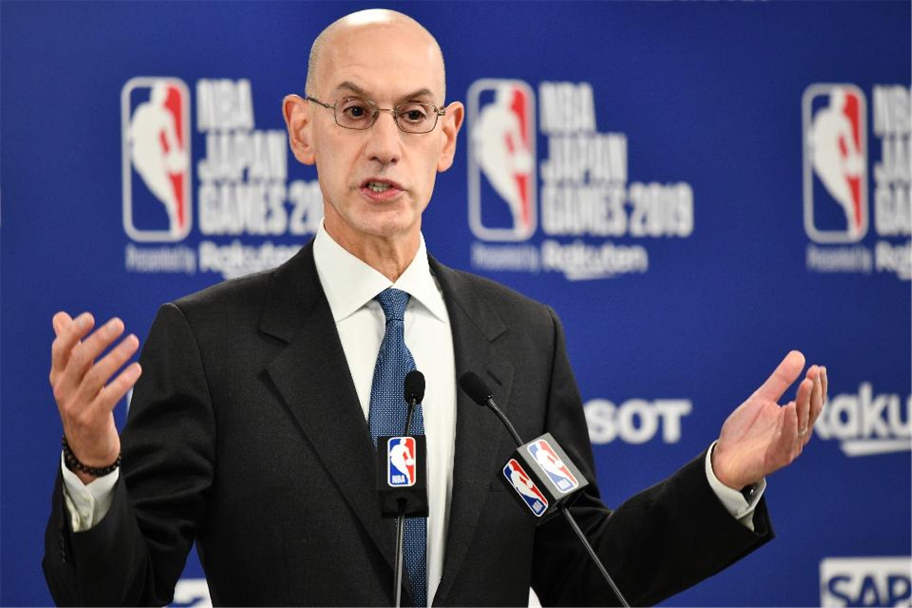 nba球馆为什么挂着美国国旗(两大美媒报道NBA中国赛：现场有球迷发放900面国旗 表明中国立场)