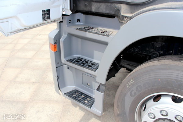 国内众多车企争相模仿,驾驶室堪称一代经典,详解奔驰mp3重卡