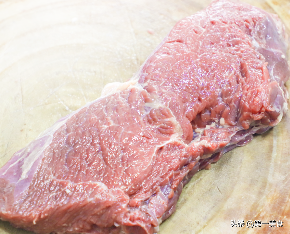 在家吃牛肉怎样才能嫩到极致？不油炸不爆炒，简单萝卜蒸牛肉