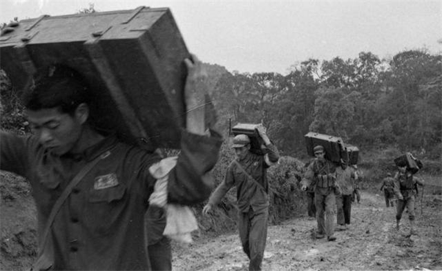 1979年，战士谢书华以一己之力救了300人的命