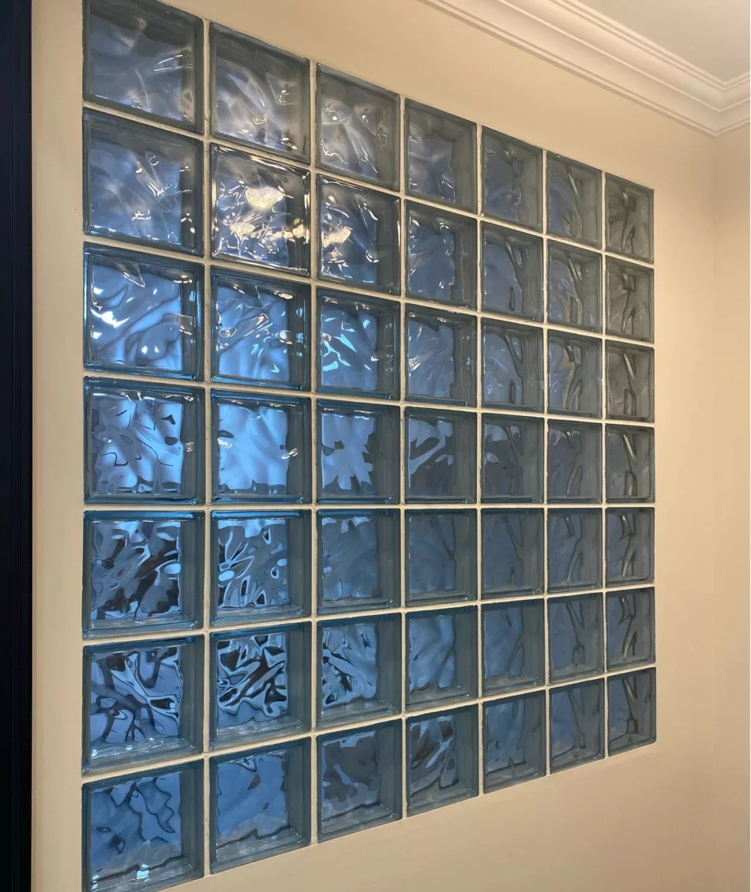 “水晶砖”太美了!或许你家也应该装一面“水晶砖墙”