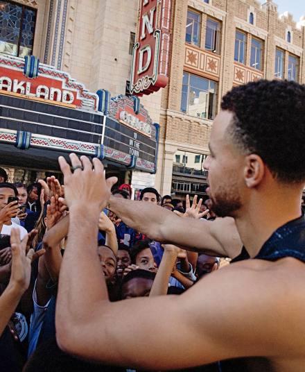 nba有哪些好看的白色球裤(库里最新纪念勇士奥克兰十年写真，萌神身穿复古球裤帅极了)