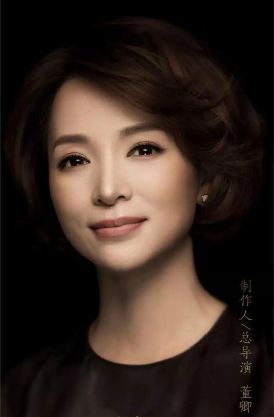 董卿当年有多美？柳叶细眉配丹凤眼温婉动人，赵忠祥赞其大气知性