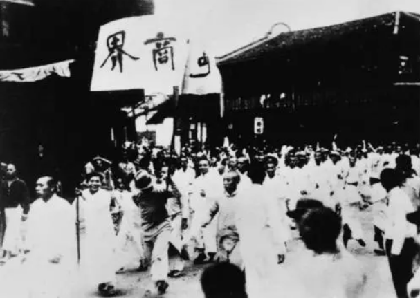 1952年江西一书店老板被逮捕，经公安审查，揭开26年前的一桩大案