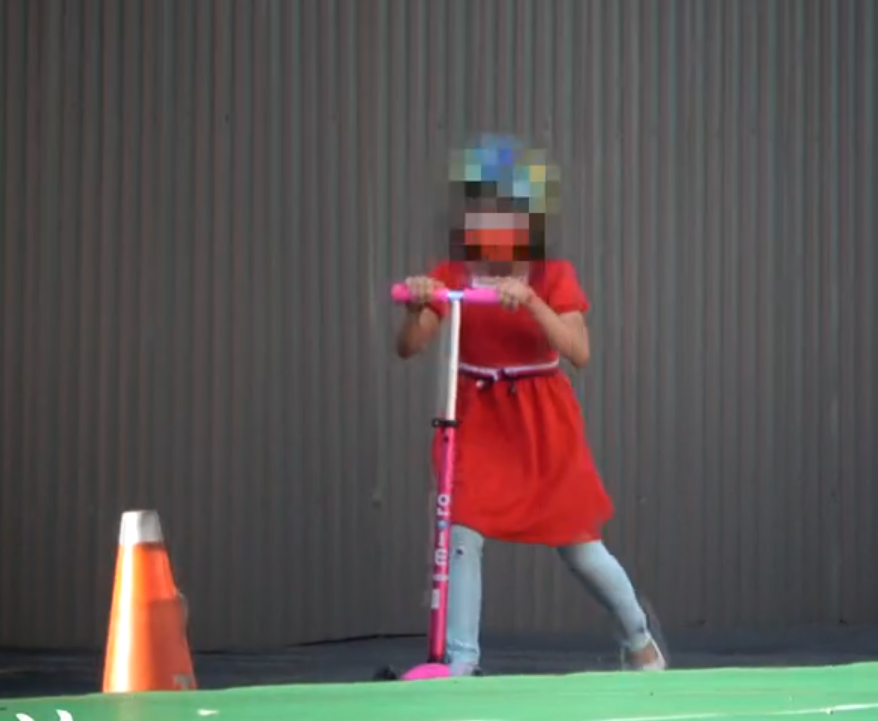 王力宏一家五口罕见同框，公园骑车画面温馨，3岁儿子和爸爸很像