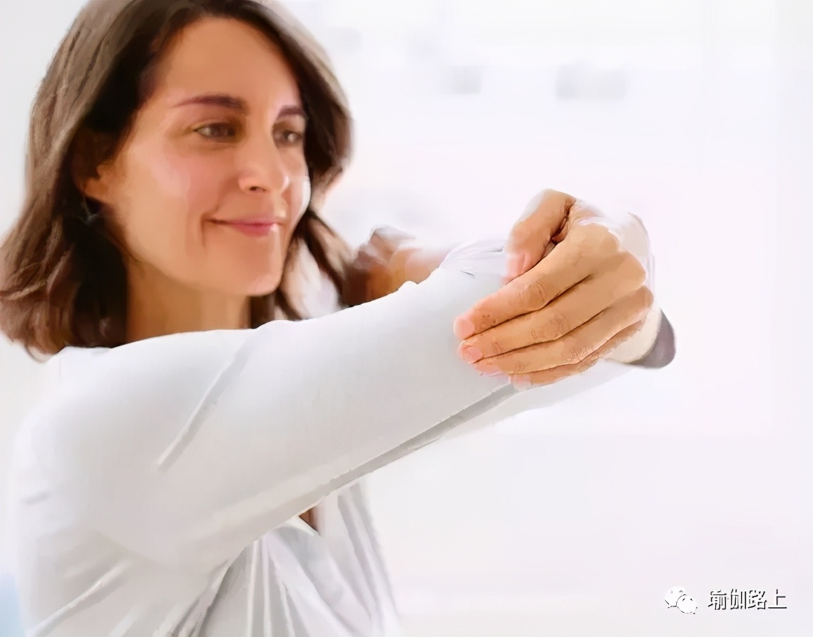 一套简单有效的办公室瑜伽，10分钟缓解全身疲劳（收藏级）