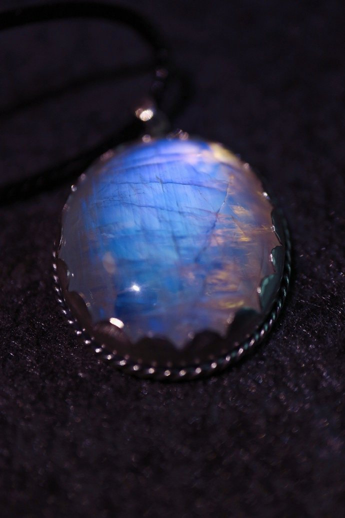 拉长石（灰月光石）和月光石哪个贵？