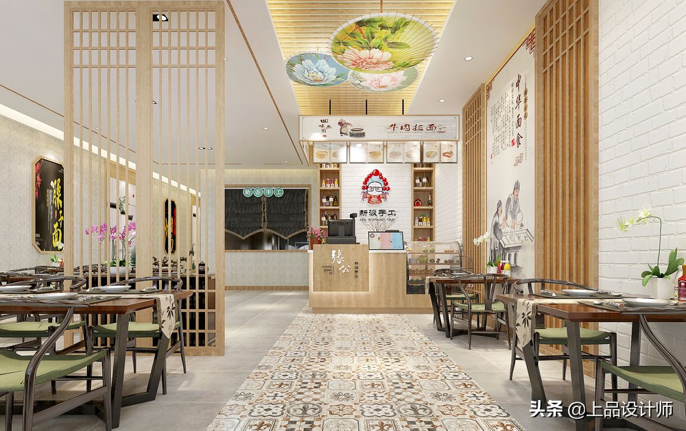 他租了240㎡的旧房子，装修成新中式风格的面馆，别有一番趣味