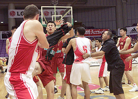 nba为什么触犯中国(中国男篮暴力事件大盘点，明明是打架为何要带着篮球呢？)