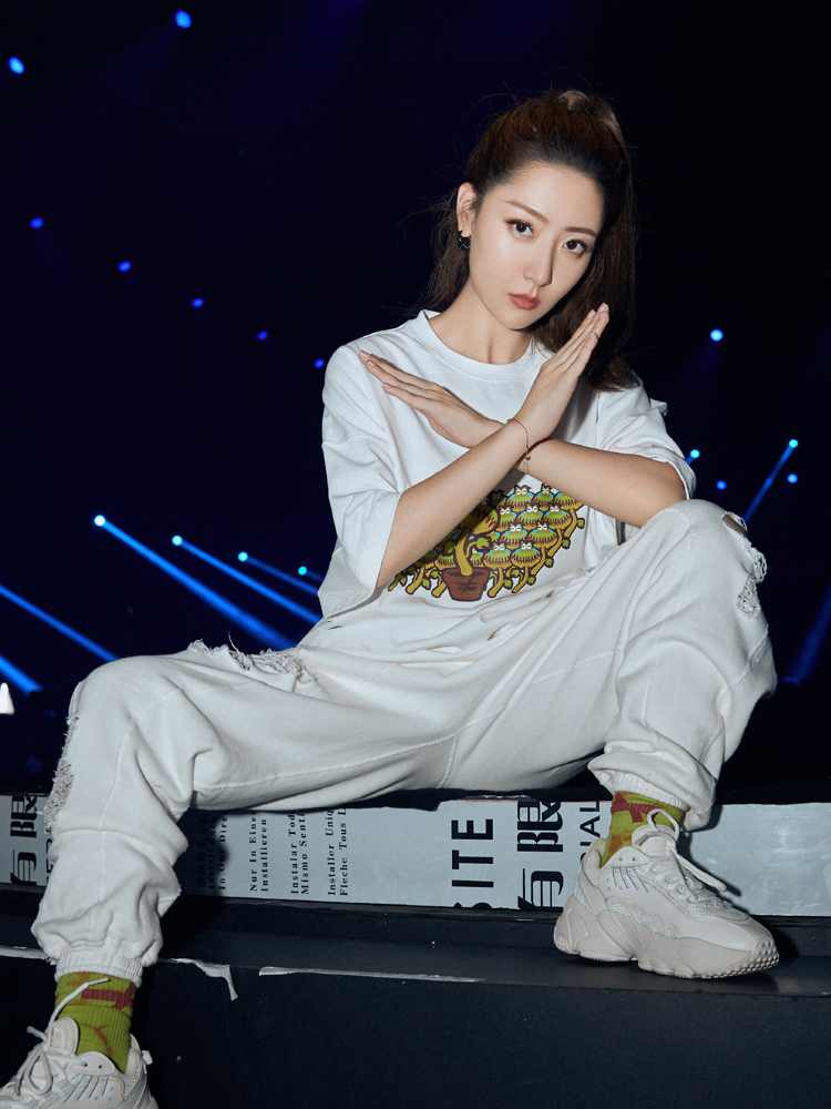 白冰晒舞蹈视频萌娃也入镜,动作一致元气十足,女儿才是宝藏吧