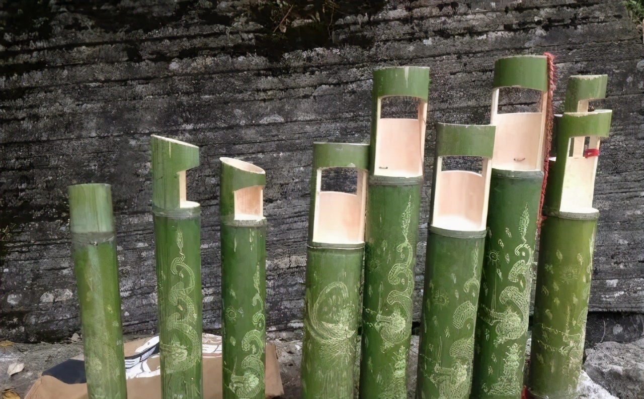 竹筒酒是怎么被装进竹子里的？刚注入白酒就拿来卖，专坑不懂行的