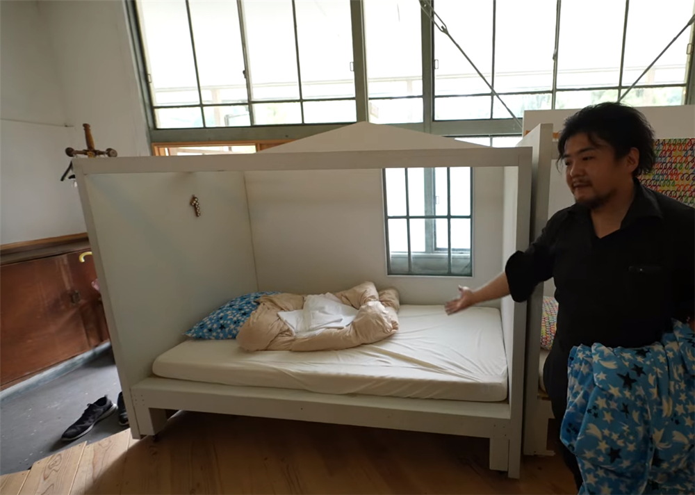 80后的他买下废弃学校，独居的日子一过就是7年，虽孤独却很自由