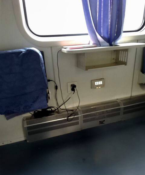 支撑不了那么久,即便是坐了直供电列车,每节硬卧车厢也只有三个插座