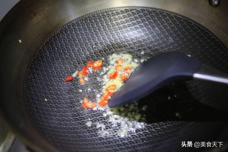 酸溜溜的味道，酸爽可口，开胃下饭，还帮油腻腻的肠胃减减负