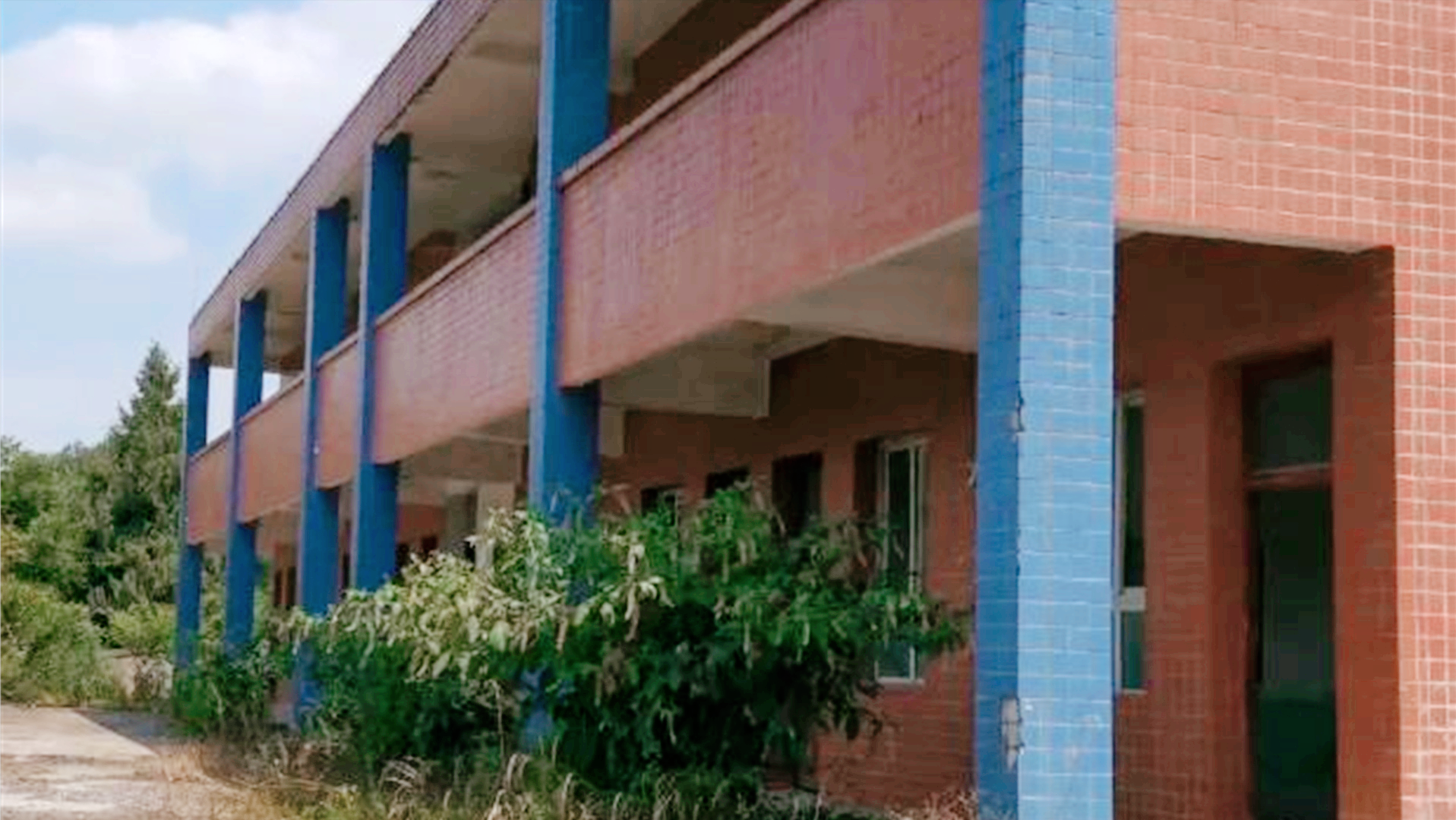 古天乐曾捐赠111所学校，而10年前这所希望小学，如今却彻底荒凉