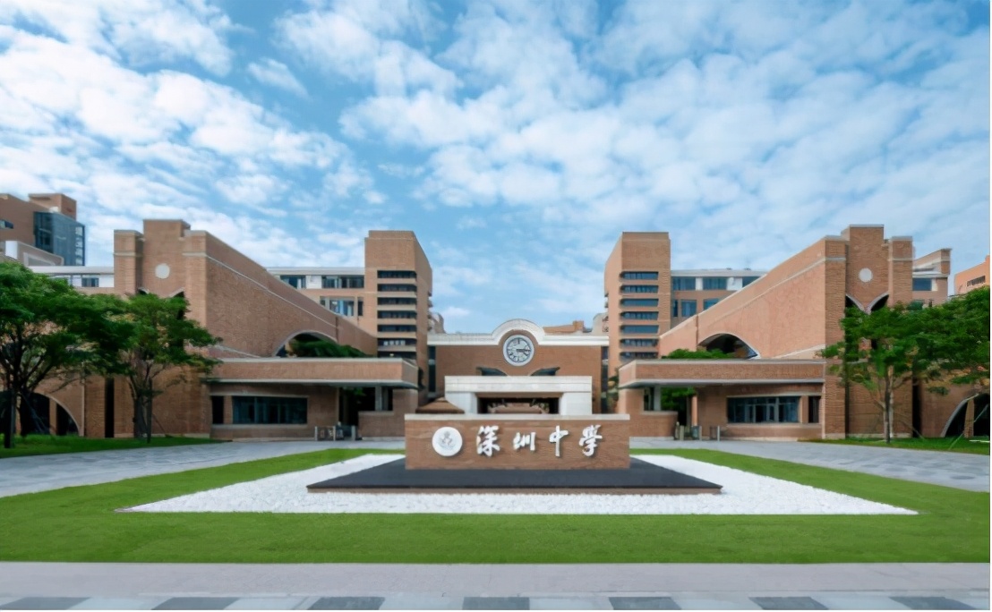 广东有四所高中，被誉为“名校收割机”，深圳中学名气很大