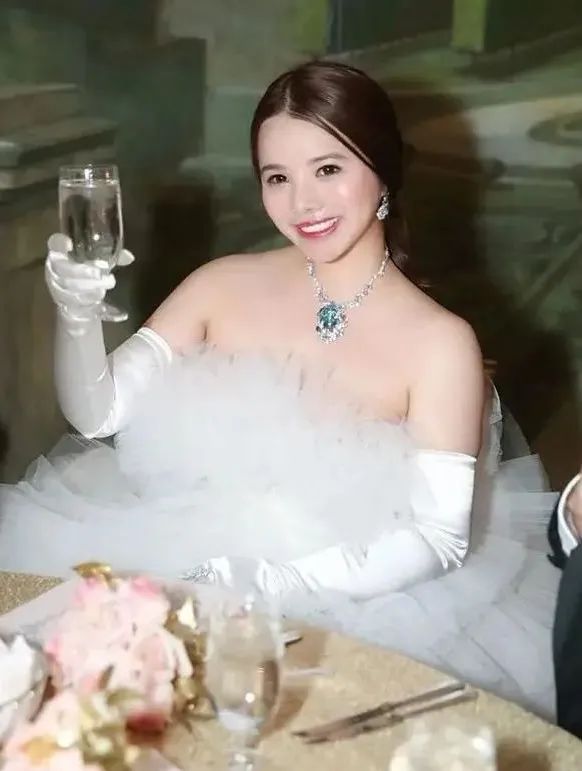 顶级名媛余晚晚：她是名媛圈当之无愧的C位，与何超莲是闺蜜