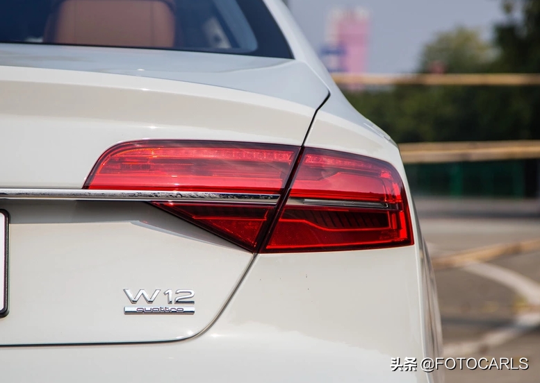 W12版奥迪A8L实拍，最迷人的前脸大灯，比同年奔驰S600L更阔气