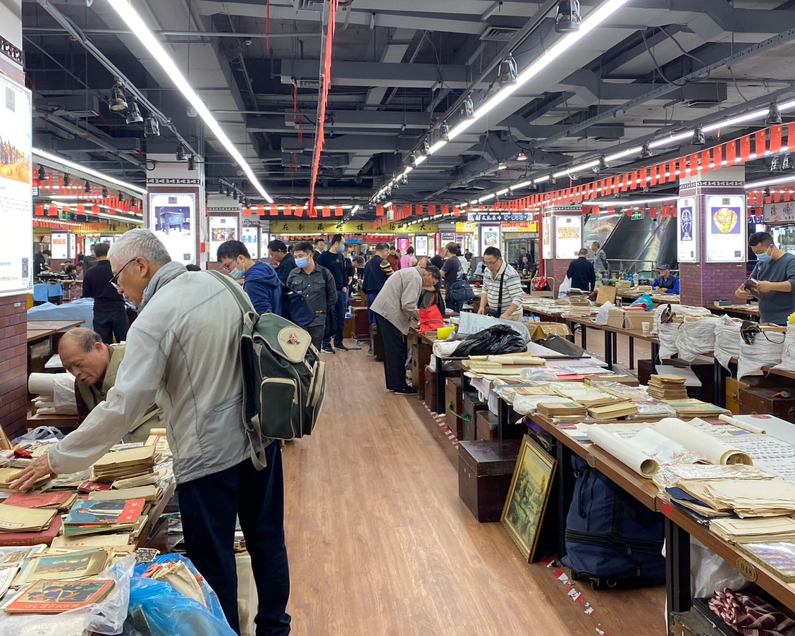 一左右,其他摊位都在卖文玩,但感觉福民商厦四楼的书摊比福佑商厦的多