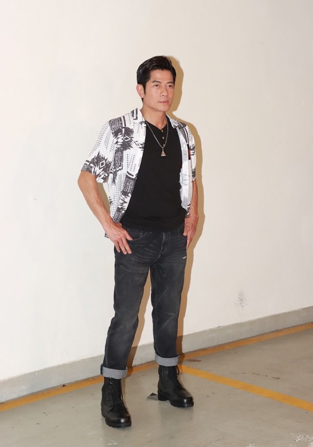 56岁郭富城"不服老",西装造型时髦帅气,和34岁的妻子很般配