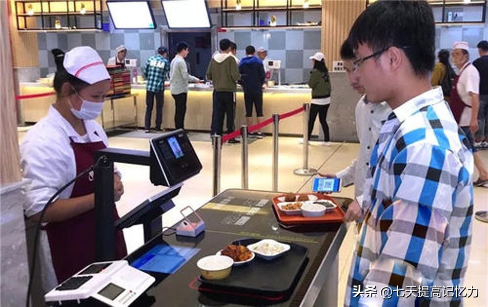 父母兴高采烈送孩子复旦读书，学生心灰意冷退学求职，现状如何