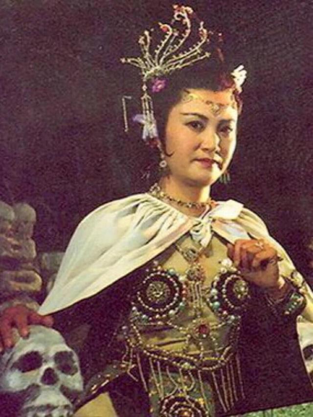 白骨精扮演者杨春霞是一位非常著名的京剧艺术家,也是杨洁导演亲口