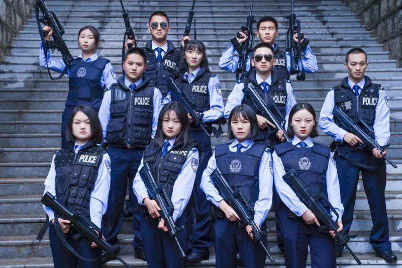 警校共分为三个档次，第一档考上就得到了铁饭碗，专科生也很吃香