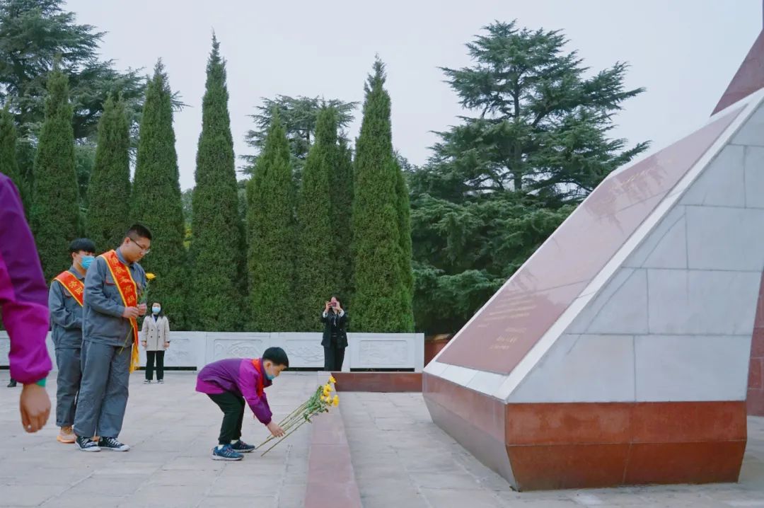 缅怀先烈 信念不朽—洛阳东外献礼中国共产党成立100周年活动