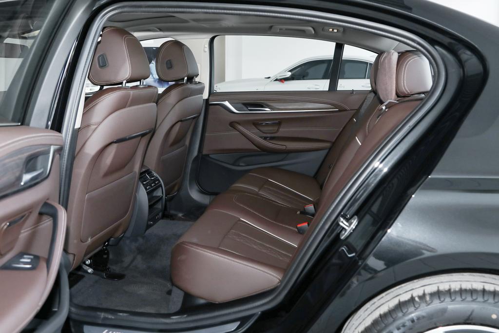 宝马530Li Xdrive 豪华套装——老牌绅士的优雅，舒适才是卖点