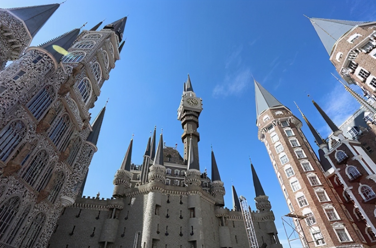 校园建筑独特的几所高校，号称“国产霍格沃茨”，魔幻气息十足