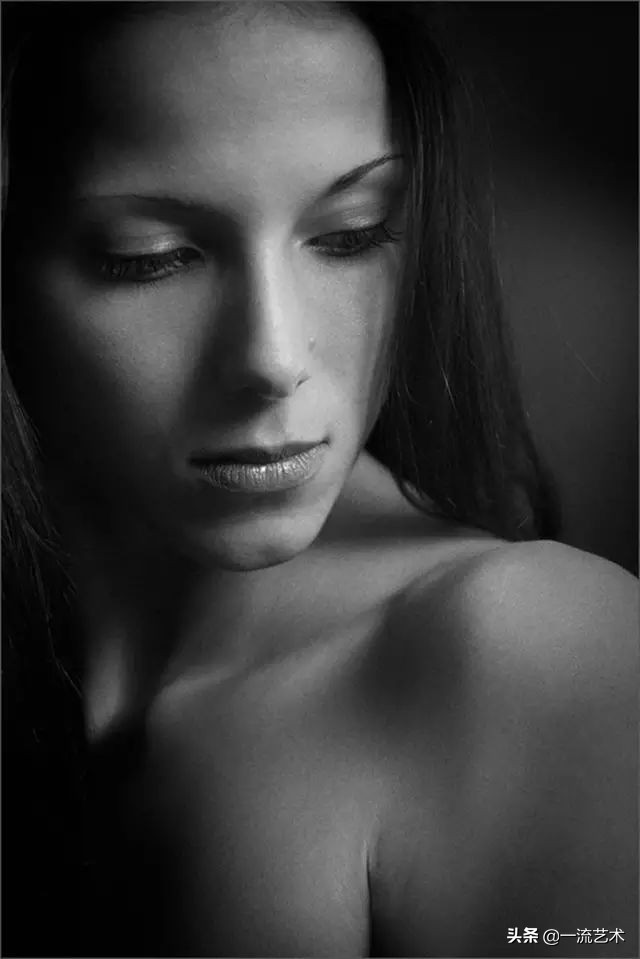 莫斯科摄影师镜头下的女人肖像，黑白唯美