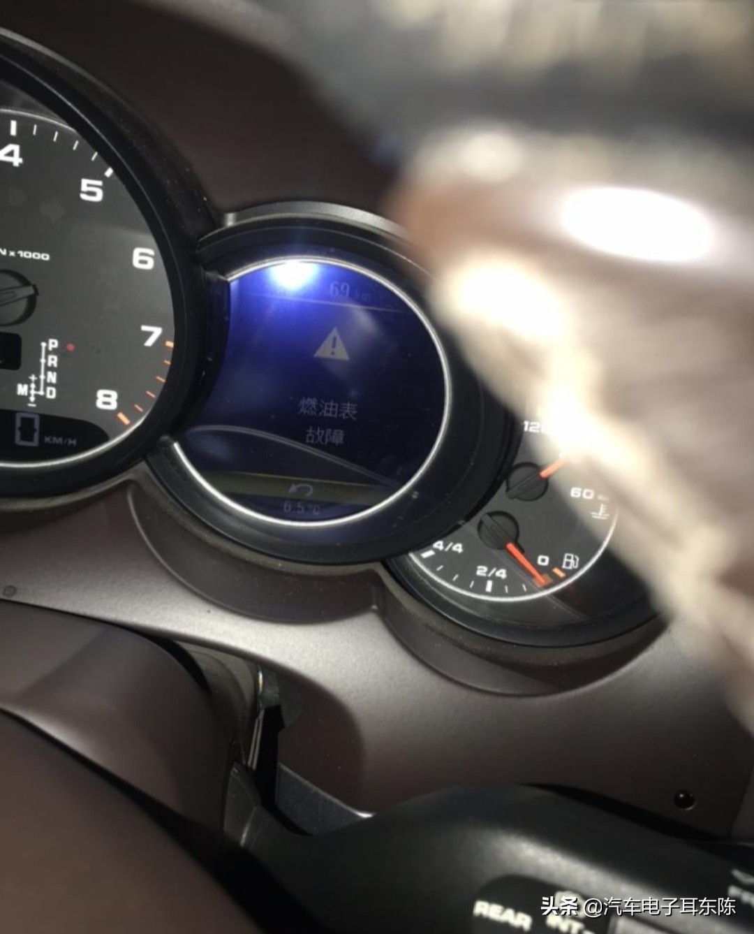 保时捷卡宴仪表报燃油故障?