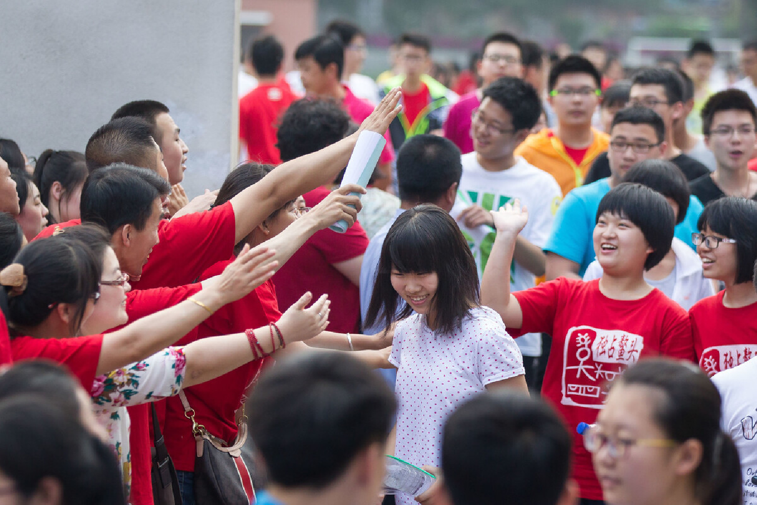 高考状元们都有啥共同点？打开课桌抽屉就知分晓：高分不白来