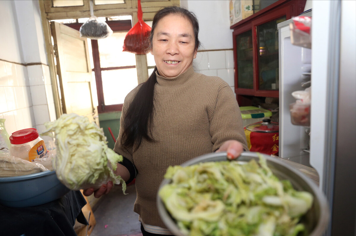 52岁阿姨自述：当住家保姆工资8千，挣钱很多，我每天却很纠结