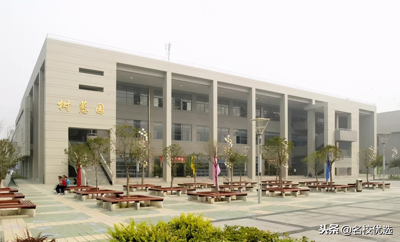 长安大学——学子戏称“草滩联合大学”