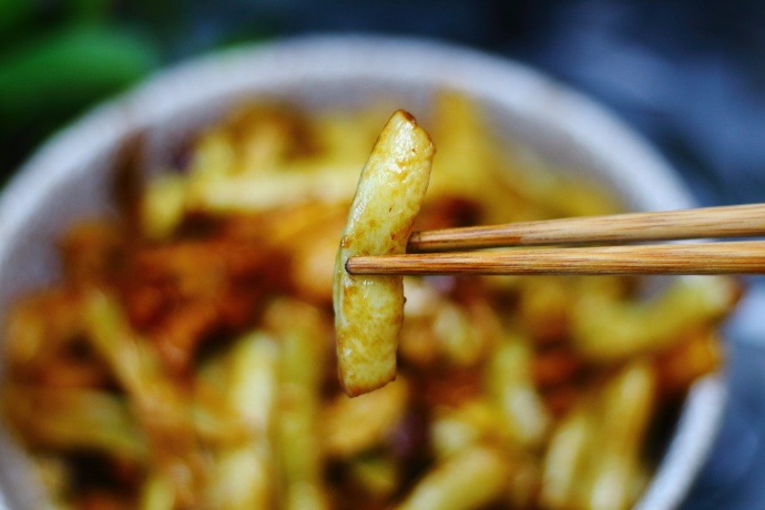 土豆炖豆角(家常做法的土豆炖豆角，方法简单，味道好，新手一学就会)