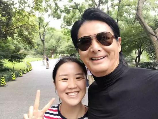 周润发晨跑被偶遇，身材超瘦两鬓斑白戴帽子遮，摘口罩与粉丝合照