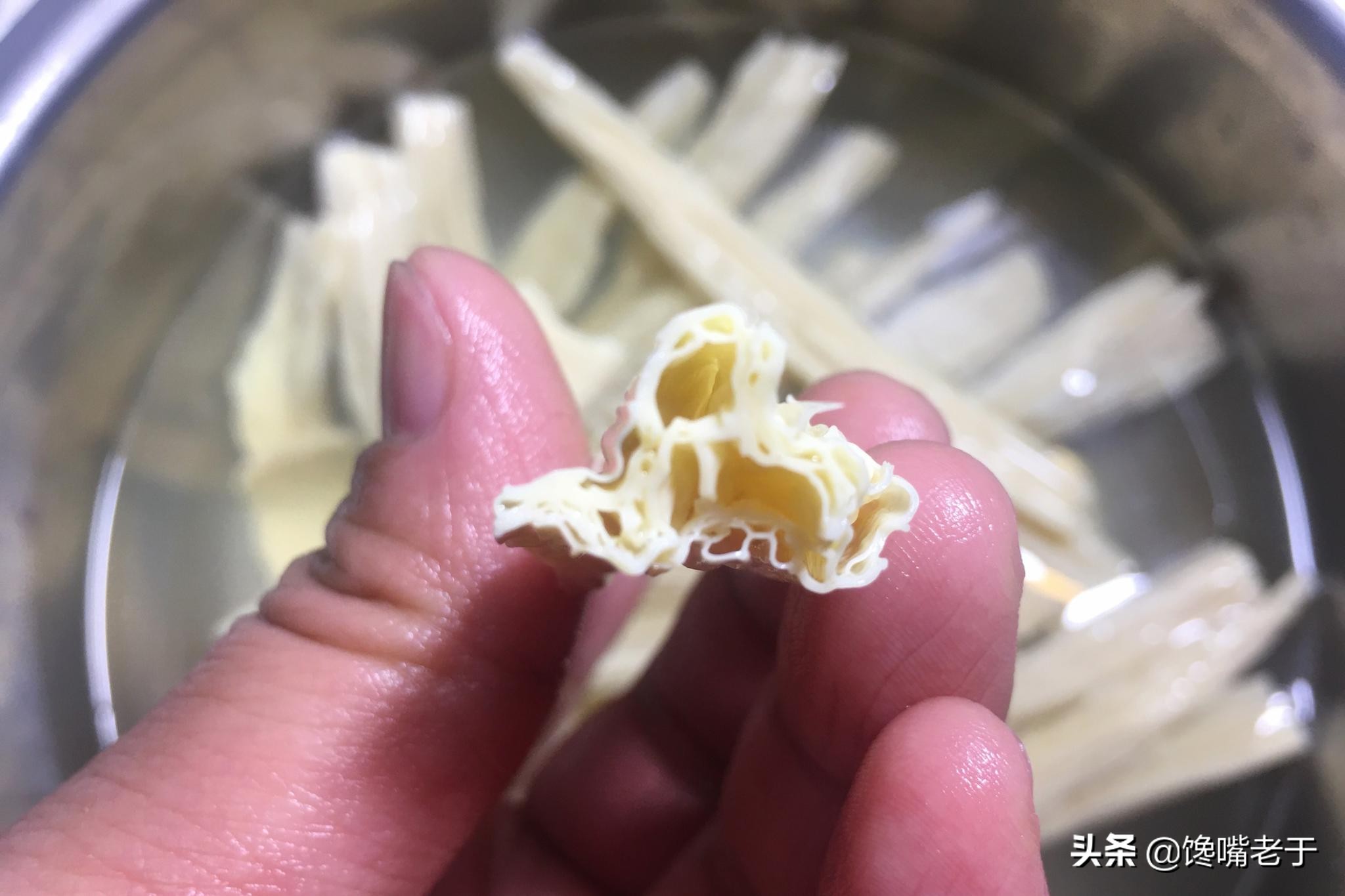 泡腐竹时：直接扔水里泡就错了，学会饭店的方法，简单快速又筋道
