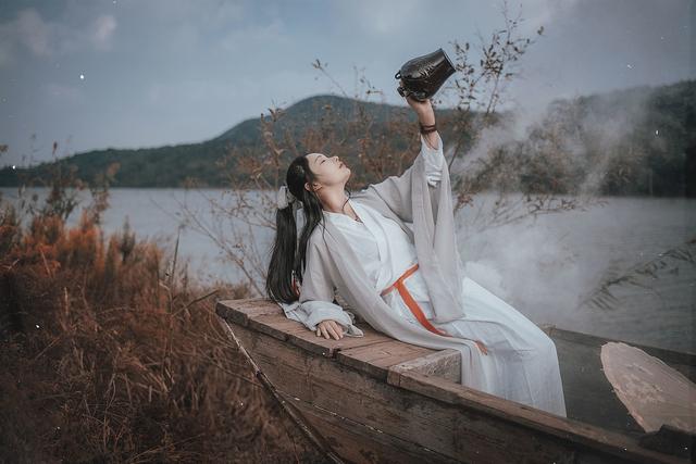 劝君一樽酒鬼酒，酒香余韵赛神仙，谁的心事，都逃不过这碗酒鬼酒