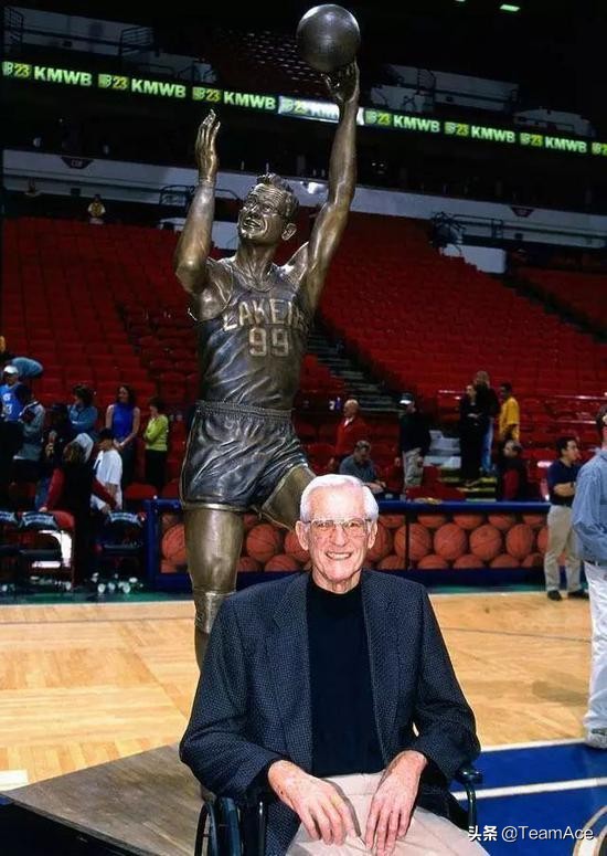 最强nba麦肯为什么会有三分(“中锋始祖”乔治-麦肯：职业生涯九年七冠，NBA第一位禁区统治者)